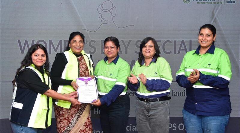 आईजी मिलना कुर्रे ने बालको में 56 महिला कर्मचारियों को किया सम्मानित